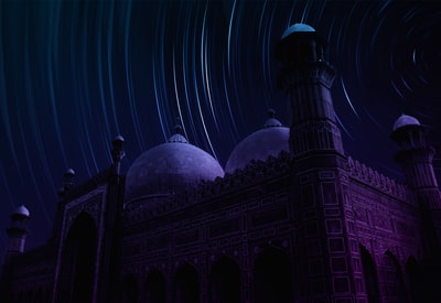 清真寺上空星星的长曝光照片